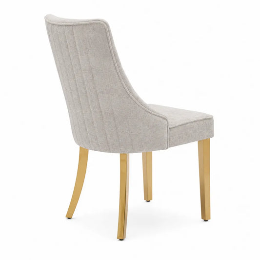 Chaise en tissu gris clair avec pieds en métal doré